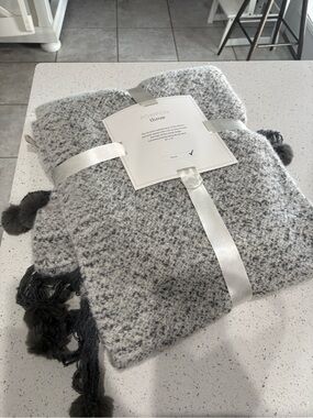 NWT Soft Surroundings Gray Speckled Pom-Pom Throw
